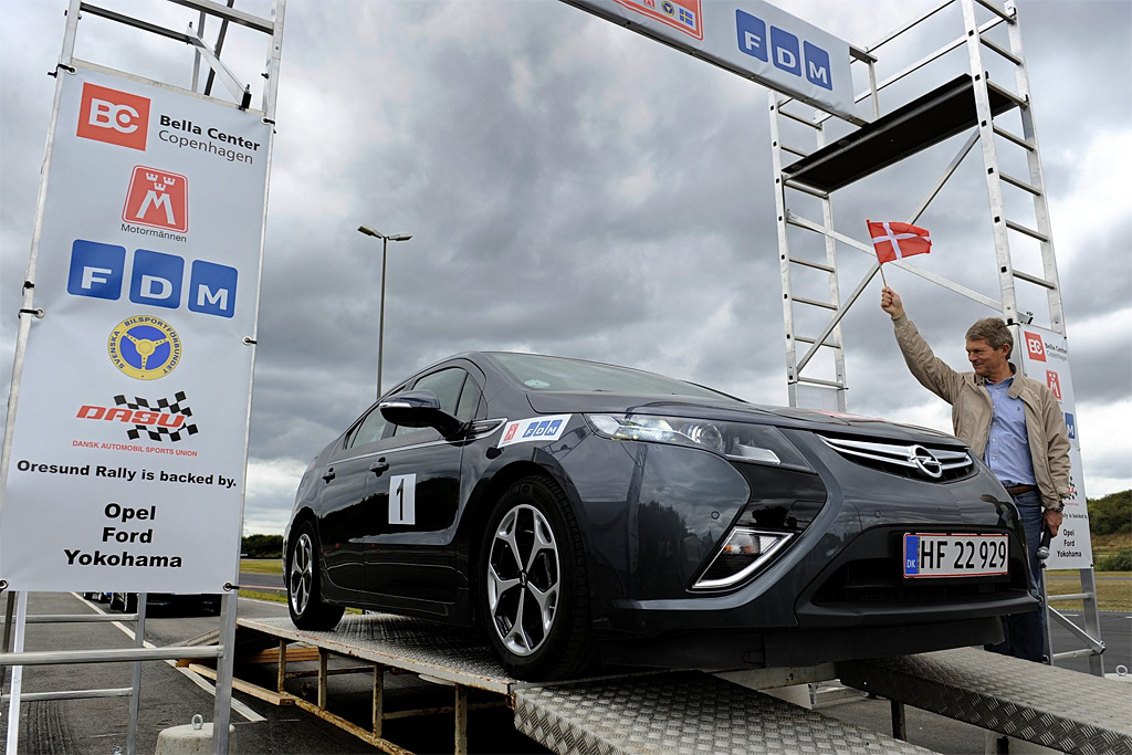 FDMs direktør Thomas Møller Thomsen sender Henning Friborgs Opel Ampera hybridbil ud på det to dage lange Oresund Rally
(Foto: Michael Eisenberg)